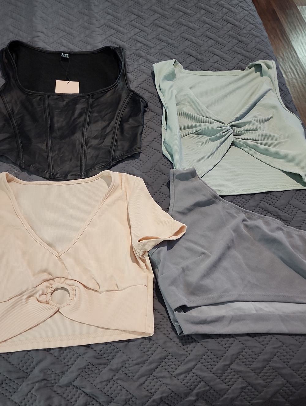 4 Pc SHEIN Cream Twist-Ring Ribbed Crop Top